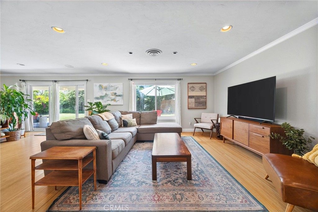 Image 4 of property listing at 1409 Longway Lane, Bakersfield, CA 93309