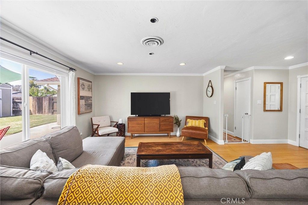 Image 5 of property listing at 1409 Longway Lane, Bakersfield, CA 93309