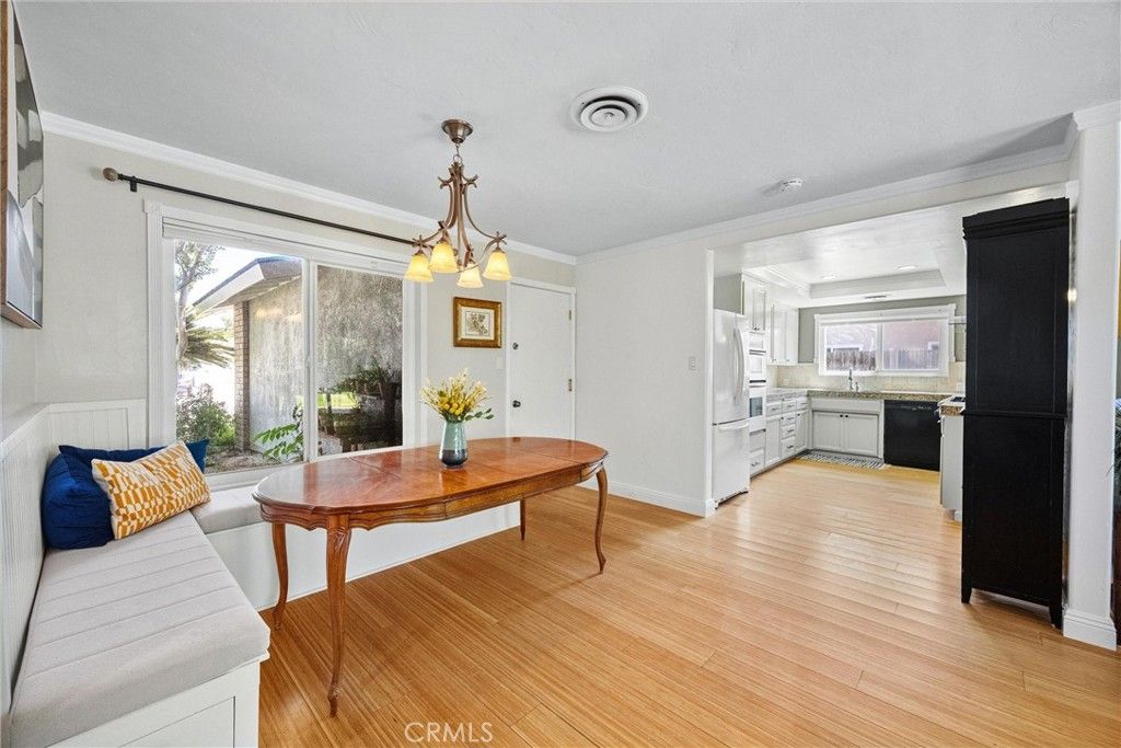 Image 9 of property listing at 1409 Longway Lane, Bakersfield, CA 93309