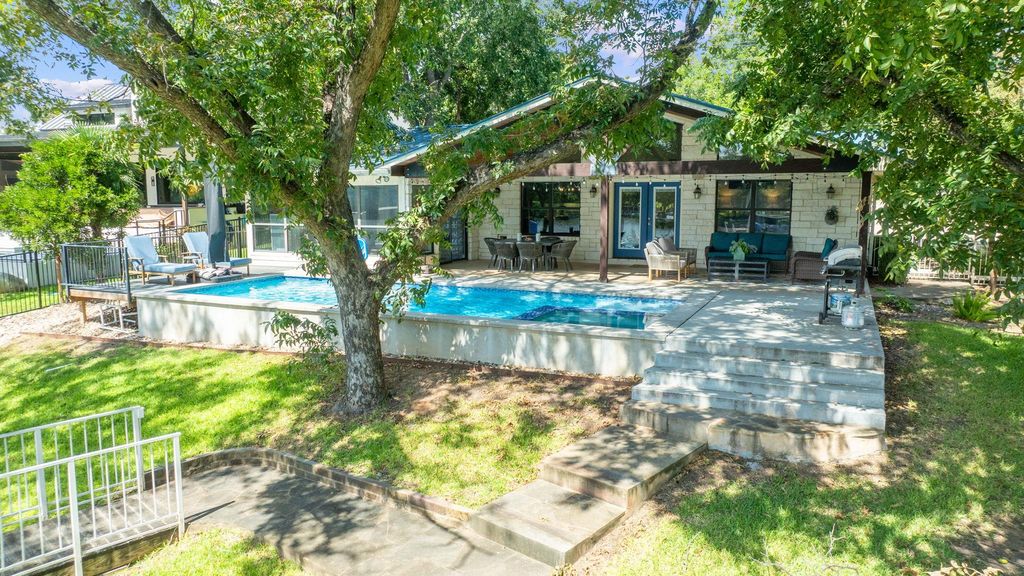 1940 Williams Lakeshore DR, Kingsland, TX 78639