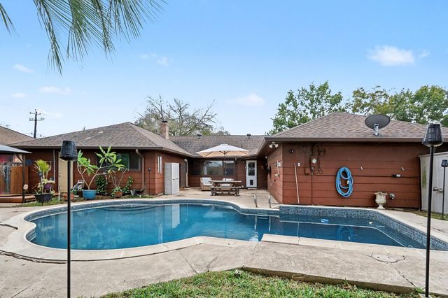 803 Whitecap Drive, El Lago, TX 77586