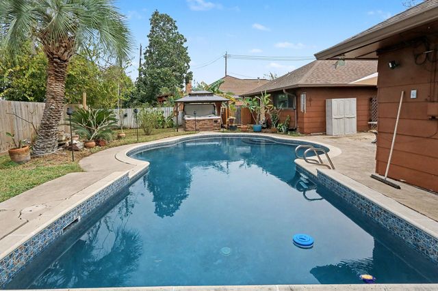 803 Whitecap Drive, El Lago, TX 77586