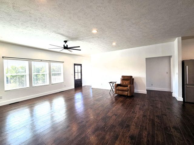 670 N Sunset Avenue, Bolivar, MO 65613