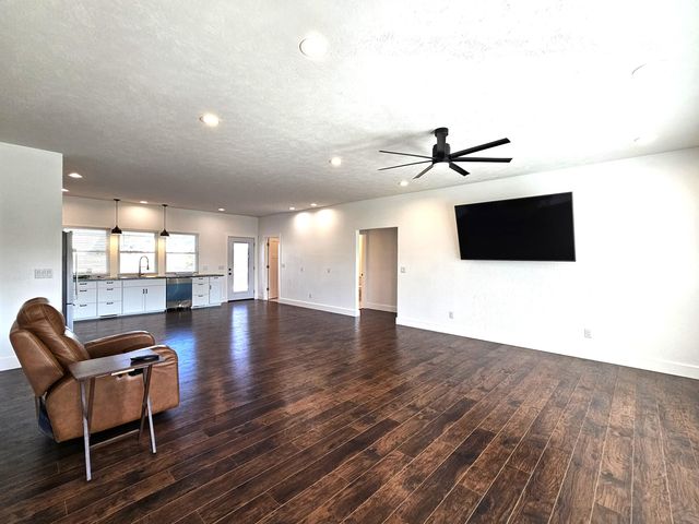 670 N Sunset Avenue, Bolivar, MO 65613