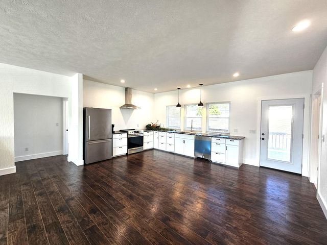 670 N Sunset Avenue, Bolivar, MO 65613