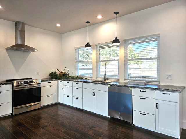 670 N Sunset Avenue, Bolivar, MO 65613