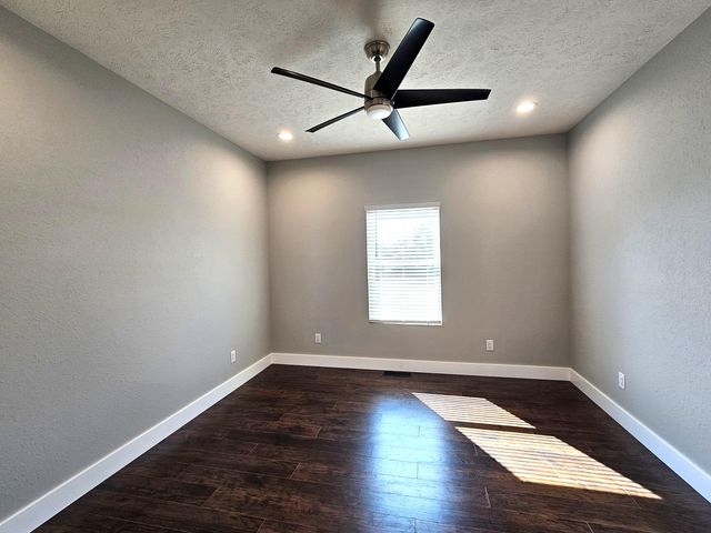 670 N Sunset Avenue, Bolivar, MO 65613