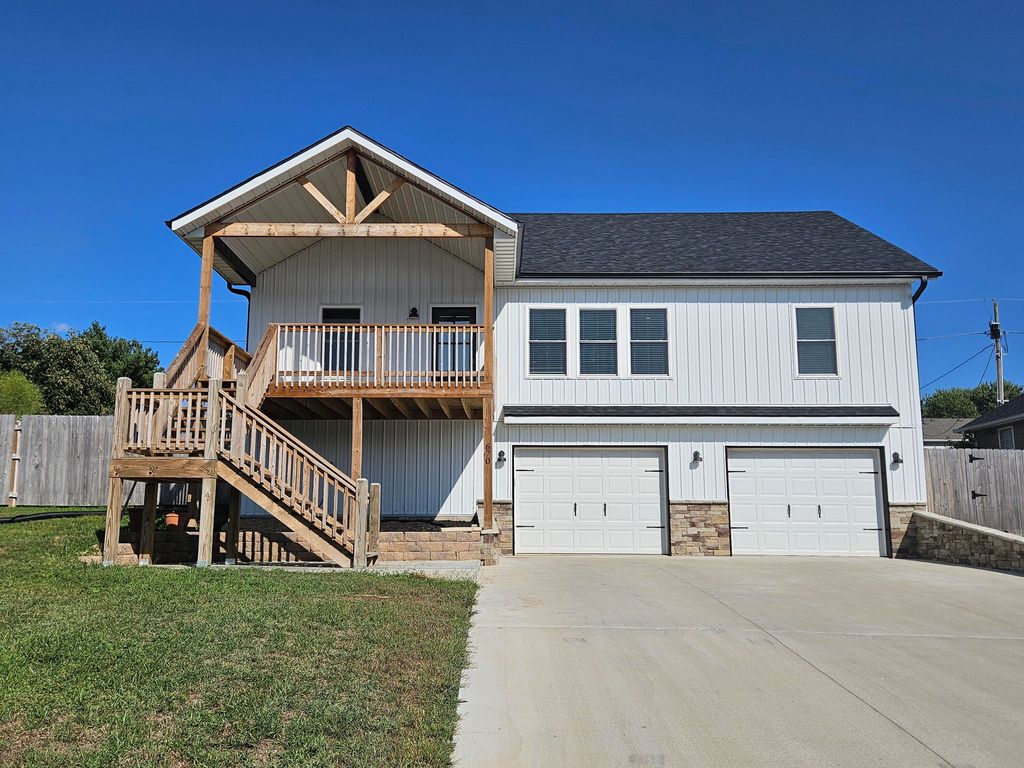 670 N Sunset Avenue, Bolivar, MO 65613