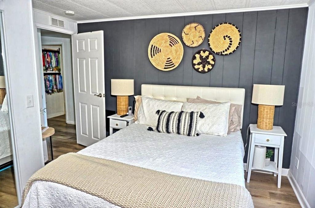 Image 28 of property listing at 21052 LITTLE MAGENS LOOP, Lutz, FL 33558