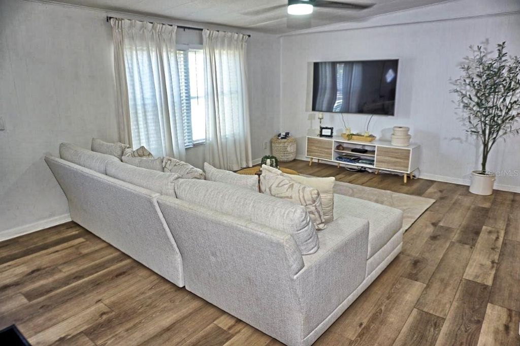 Image 8 of property listing at 21052 LITTLE MAGENS LOOP, Lutz, FL 33558