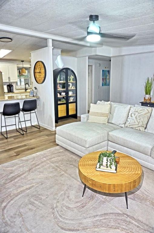 Image 9 of property listing at 21052 LITTLE MAGENS LOOP, Lutz, FL 33558