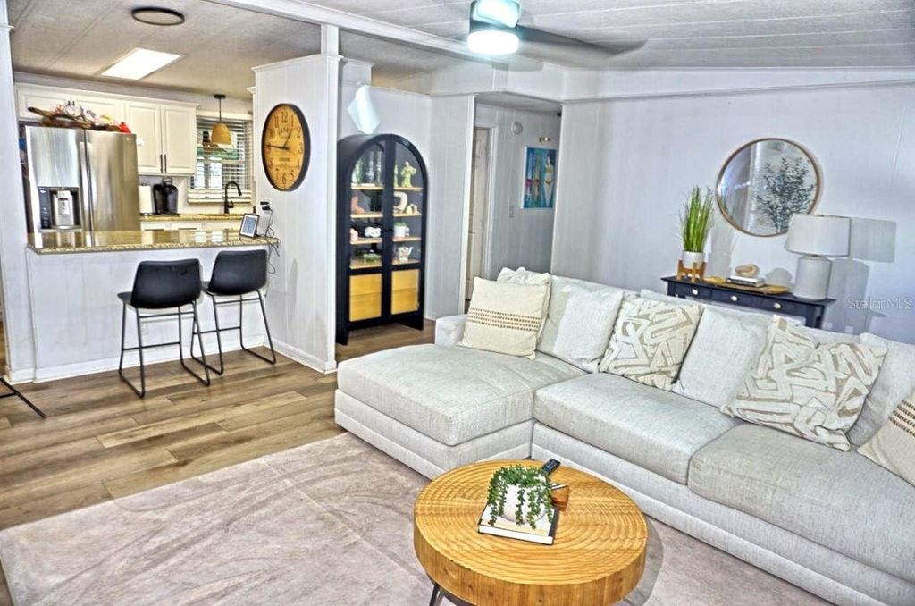 Image 10 of property listing at 21052 LITTLE MAGENS LOOP, Lutz, FL 33558