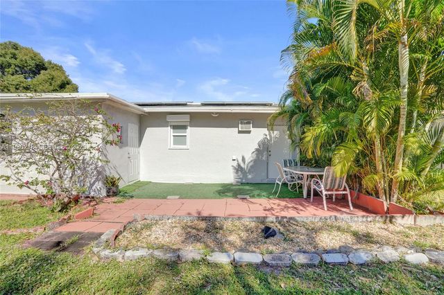 2621 SW Natura Ave, Deerfield Beach, FL 33441