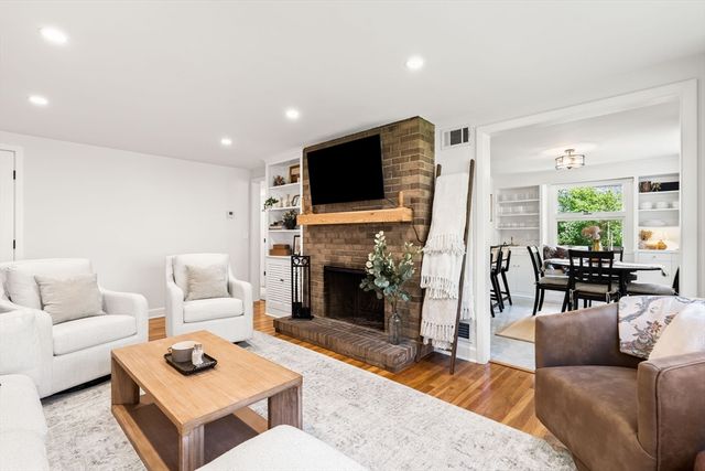46 Woodcrest Dr, Wakefield, MA 01880