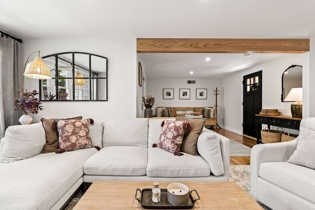 46 Woodcrest Dr, Wakefield, MA 01880
