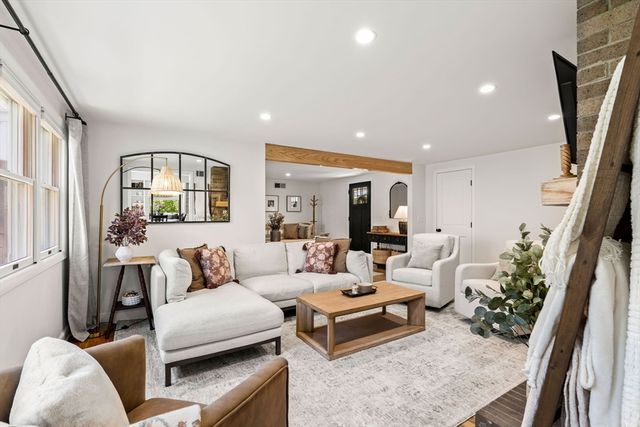46 Woodcrest Dr, Wakefield, MA 01880