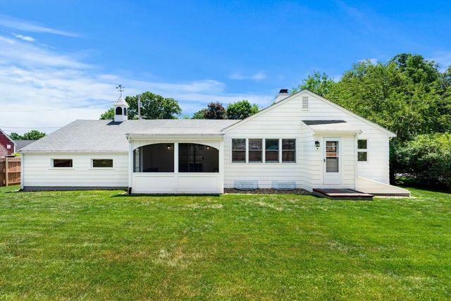 46 Woodcrest Dr, Wakefield, MA 01880