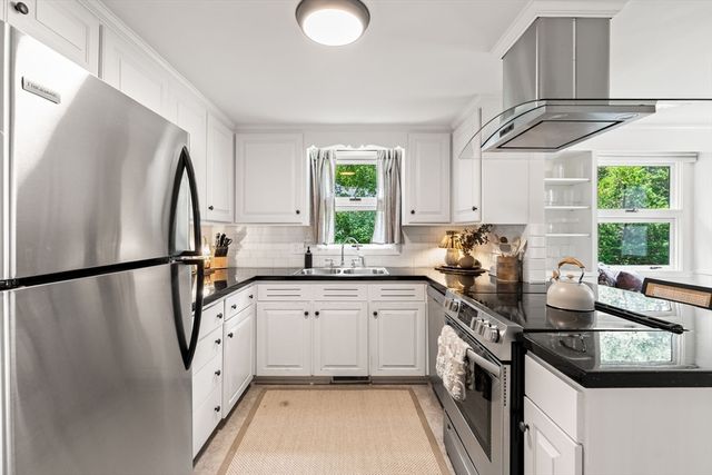 46 Woodcrest Dr, Wakefield, MA 01880