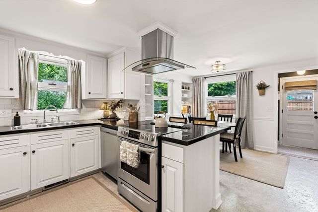 46 Woodcrest Dr, Wakefield, MA 01880