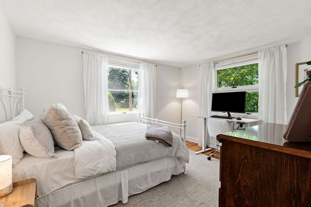 46 Woodcrest Dr, Wakefield, MA 01880