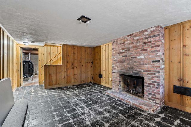 46 Woodcrest Dr, Wakefield, MA 01880