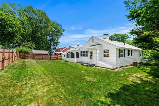 46 Woodcrest Dr, Wakefield, MA 01880