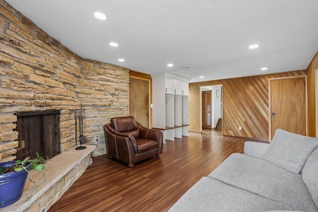 5806 Glen Flora DRIVE, Greendale, WI 53129