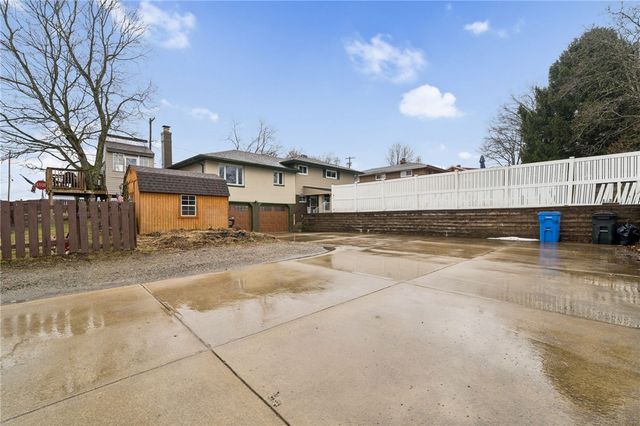 2745 Hastings Dr, Lower Burrell, PA 15068