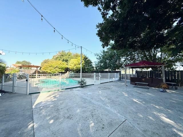 1137 Apricot Ave, Patterson, CA 95363