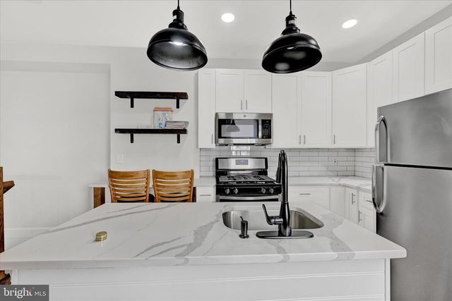 2 W BARNEY ST, Baltimore, MD 21230