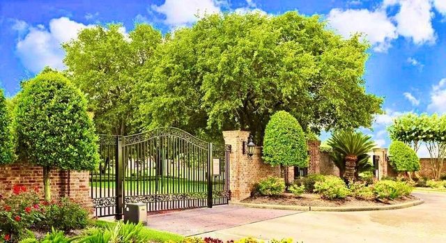 11 Crestview Trail, Houston, TX 77082