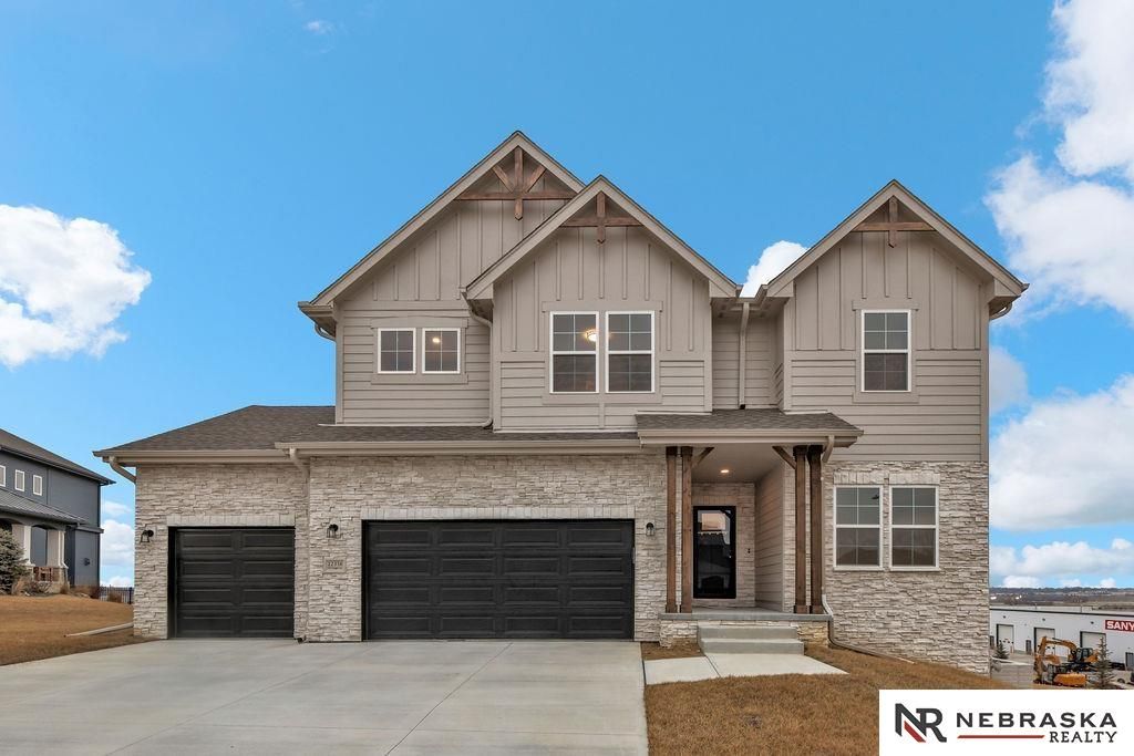 12356 Elk Ridge Circle, Papillion, NE 68046