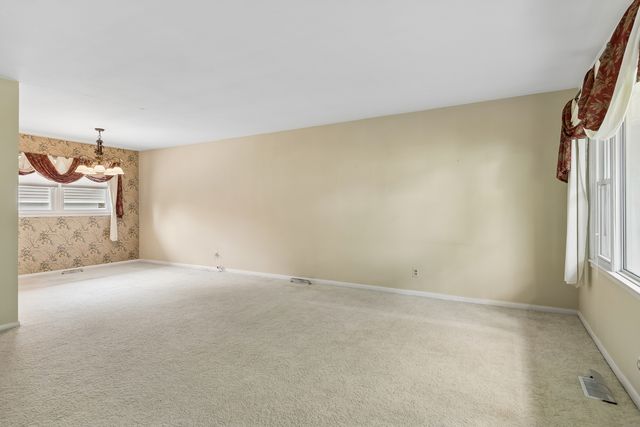 777 Redwood Drive, Aurora, IL 60506