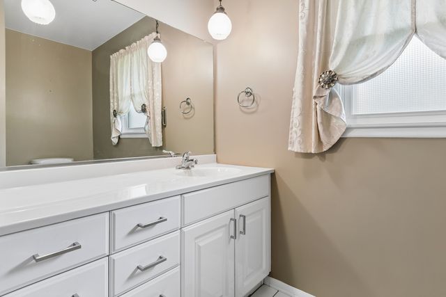 777 Redwood Drive, Aurora, IL 60506