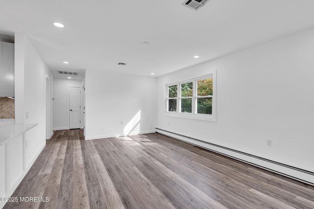 17 Leighton Court, Berkeley, NJ 08721