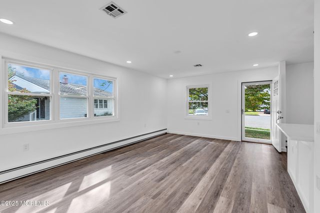17 Leighton Court, Berkeley, NJ 08721