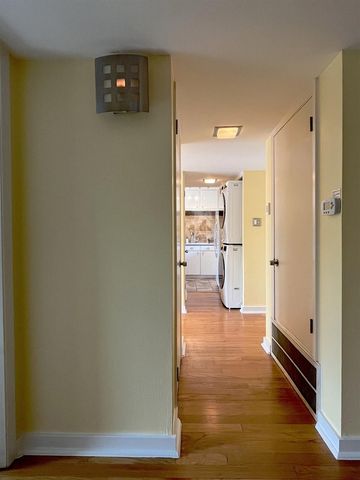 8211 Katy Freeway 17, Houston, TX 77024