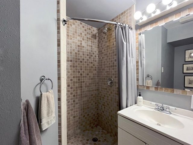 8211 Katy Freeway 17, Houston, TX 77024