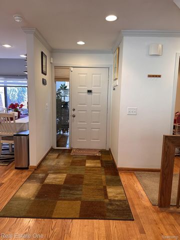 5505 Walnut Circle W, West Bloomfield Charter Township, MI 48322