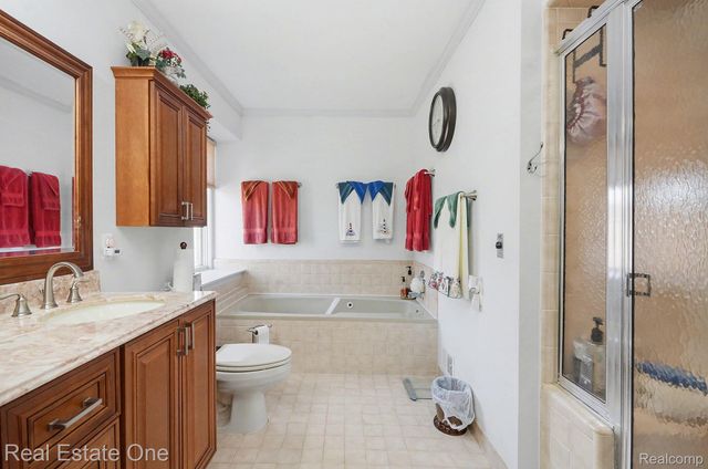 5505 Walnut Circle W, West Bloomfield Charter Township, MI 48322