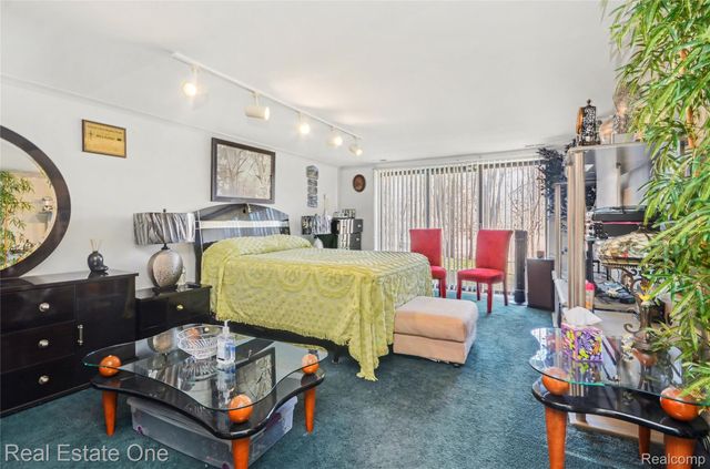 5505 Walnut Circle W, West Bloomfield Charter Township, MI 48322