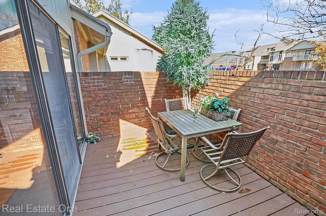 5505 Walnut Circle W, West Bloomfield Charter Township, MI 48322