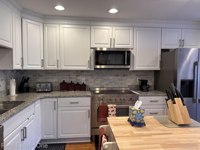 5505 Walnut Circle W, West Bloomfield Charter Township, MI 48322