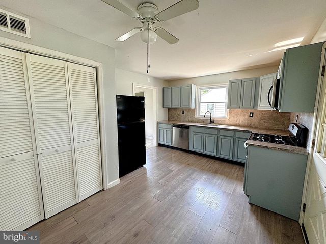 704 N MAIN ST, Clayton, NJ 08312