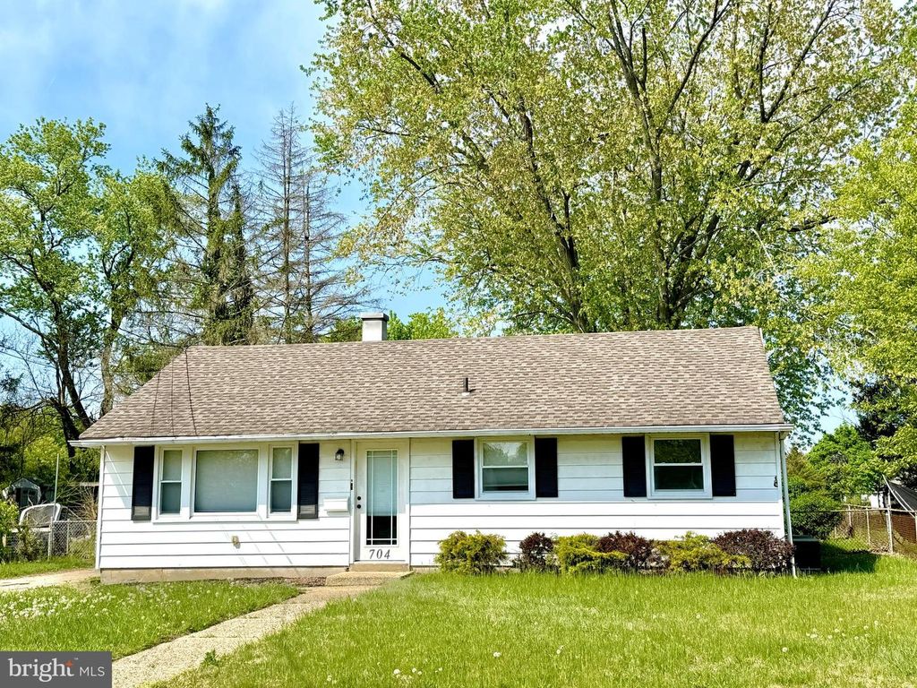 704 N MAIN ST, Clayton, NJ 08312