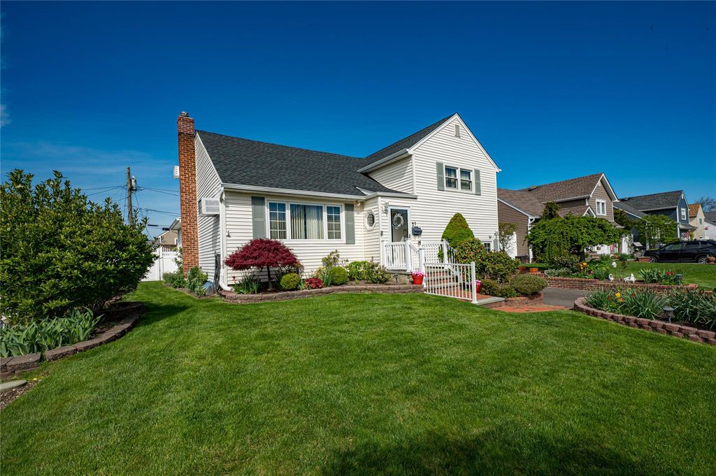 1 Marlboro Avenue, Massapequa, NY 11758