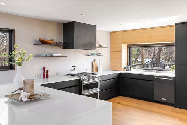 6827 Kingston Circle N, Golden Valley, MN 55427