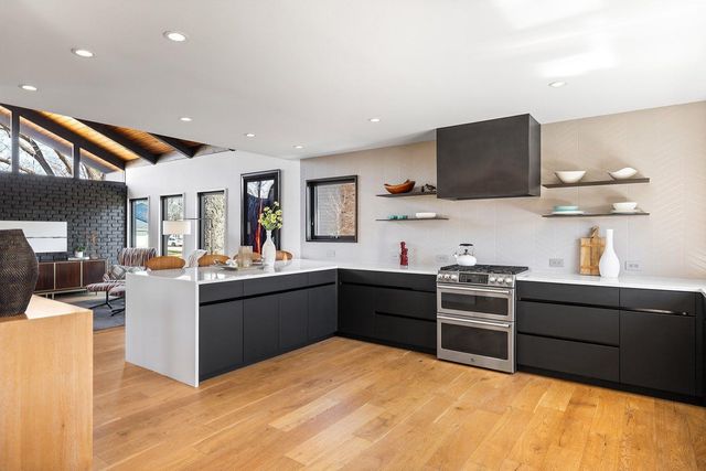 6827 Kingston Circle N, Golden Valley, MN 55427