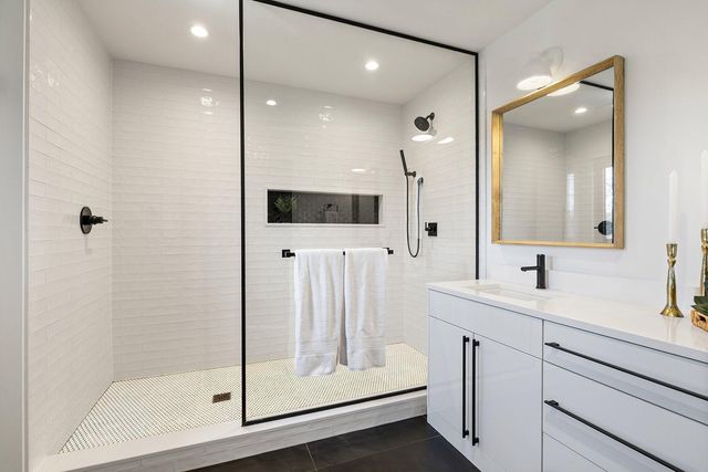 6827 Kingston Circle N, Golden Valley, MN 55427