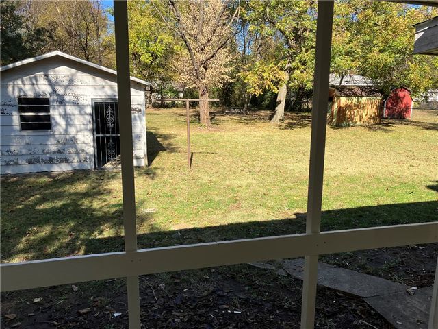 2120 W Wedington Drive, Fayetteville, AR 72701